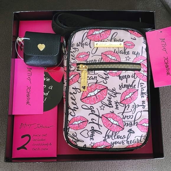 ✨️HP✨ Betsey Johnson Lips💋 Crossbody Bag with Ear👂Bud Case Gift🎁 Set - Picture 11 of 16